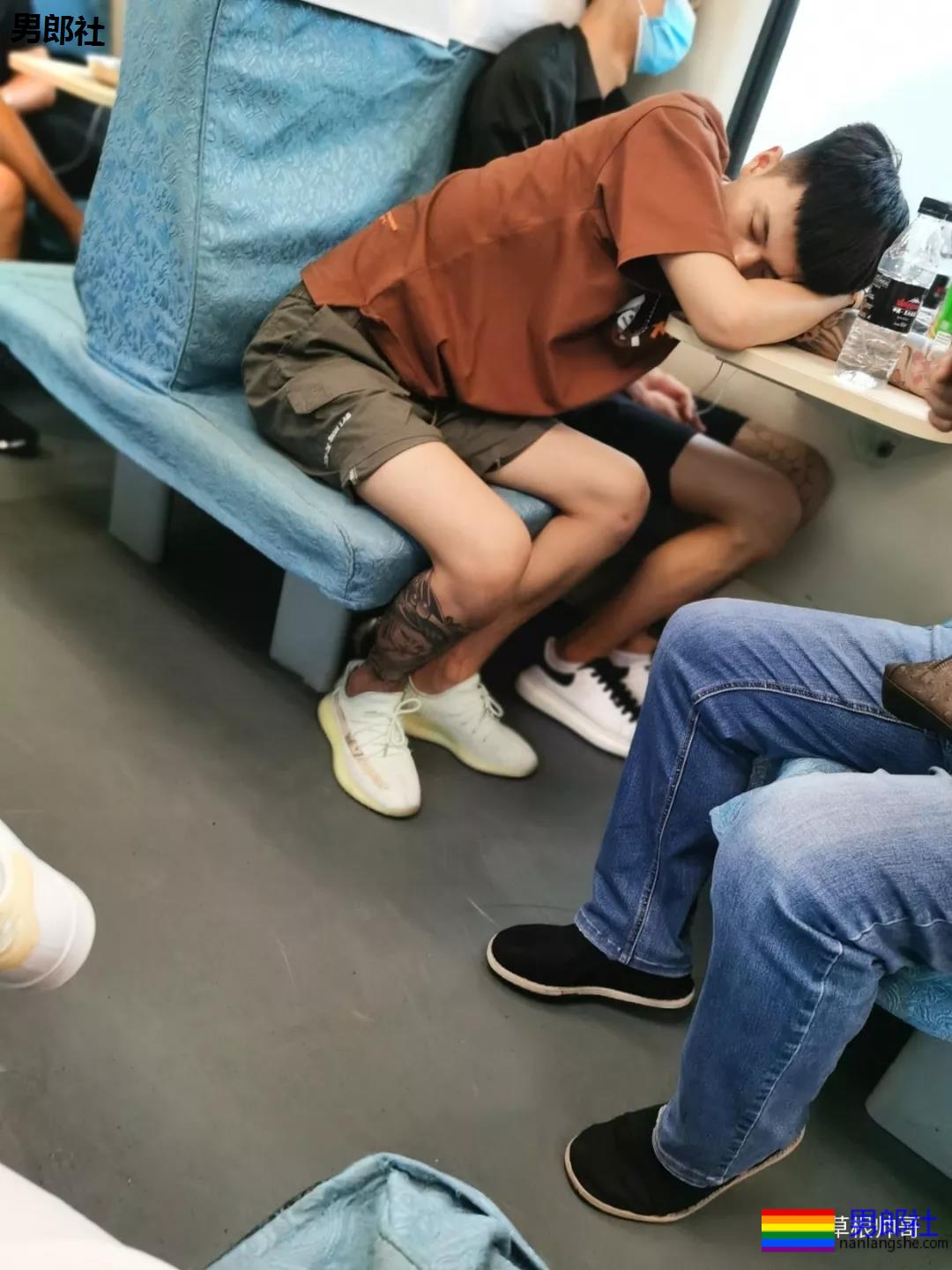 火车上对面的运动裤小哥哥睡着了！ - 51虹马