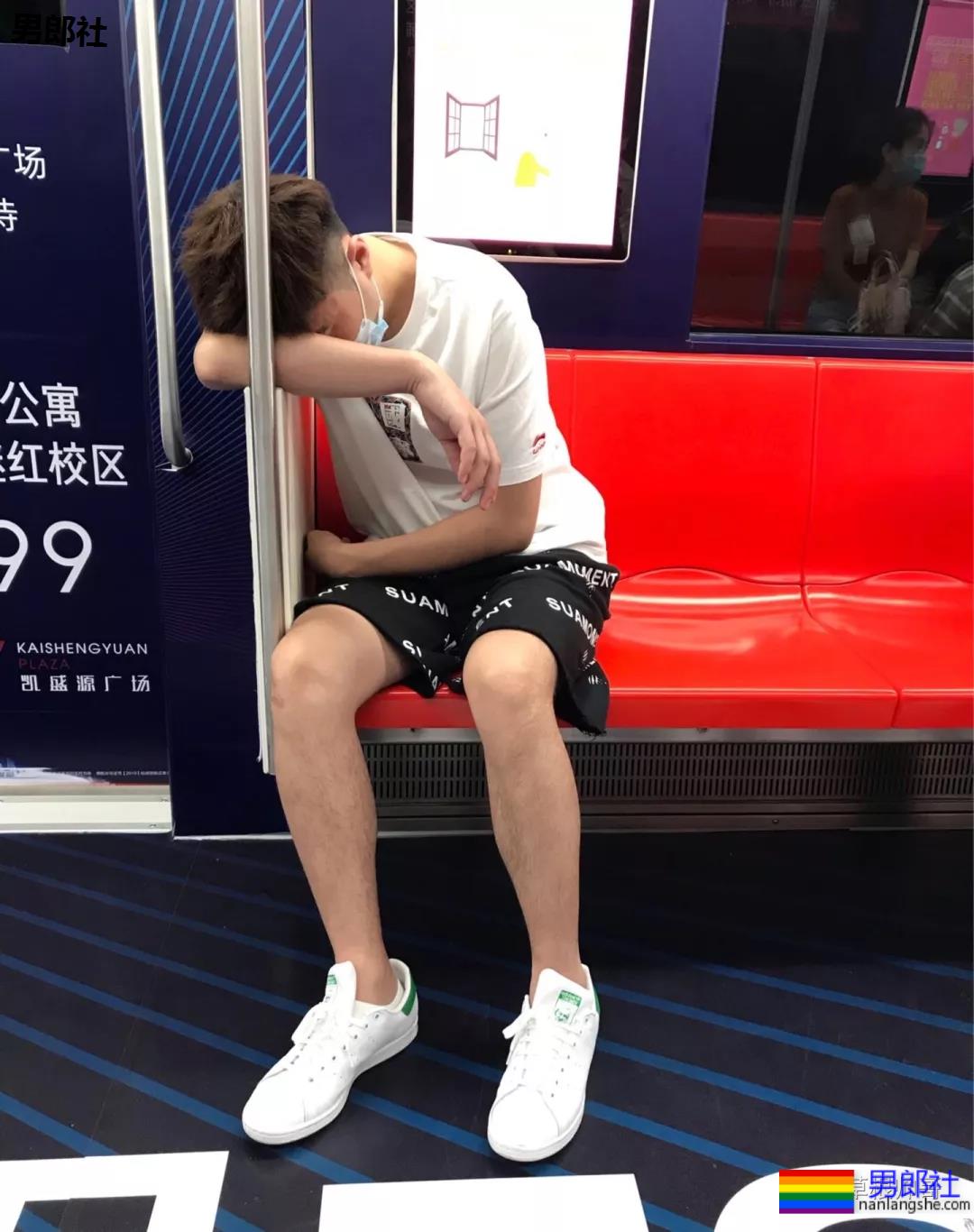 火车上对面的运动裤小哥哥睡着了！ - 51虹马