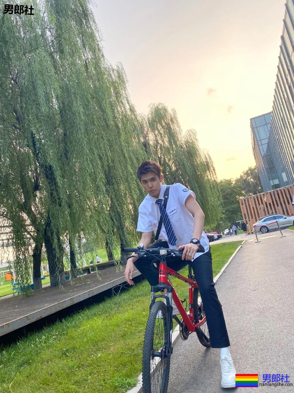 187长腿阳光少年，小哥哥简直帅到犯规！ - 51虹马