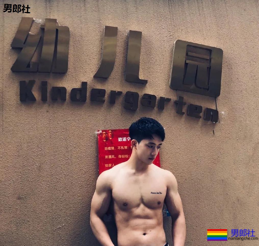 幼儿园男老师竟是肌肉男！假期他做兼职火了！-51虹马