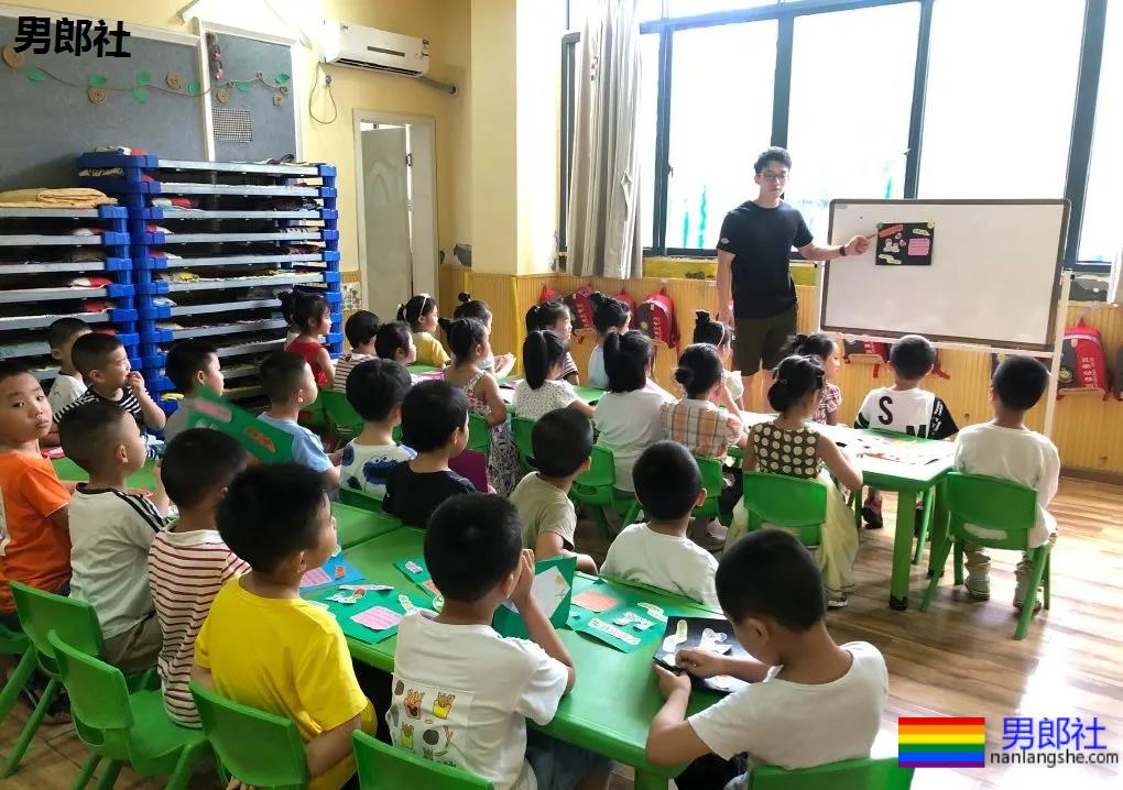 幼儿园男老师竟是肌肉男！假期他做兼职火了！ - 51虹马