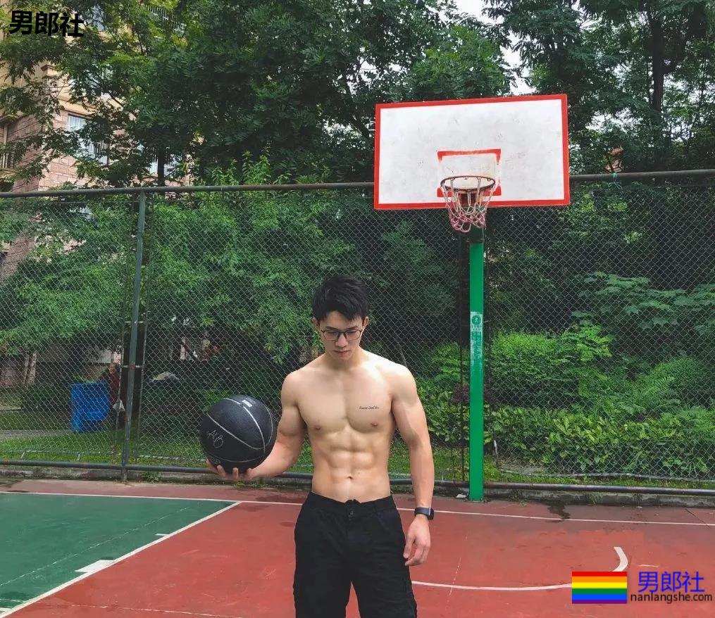 幼儿园男老师竟是肌肉男！假期他做兼职火了！ - 51虹马