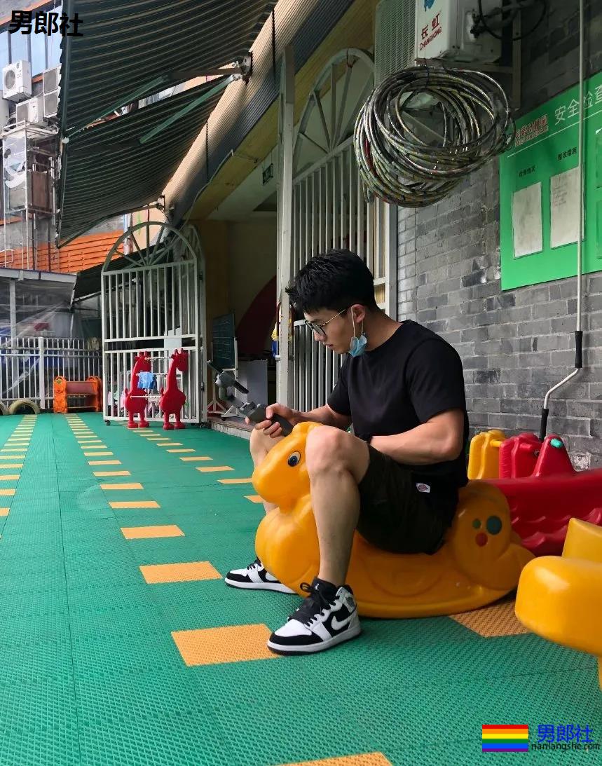 幼儿园男老师竟是肌肉男！假期他做兼职火了！ - 51虹马