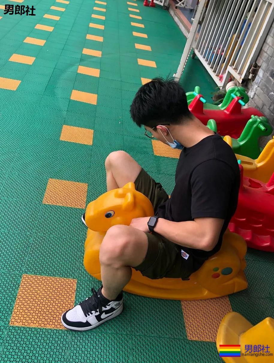 幼儿园男老师竟是肌肉男！假期他做兼职火了！ - 51虹马