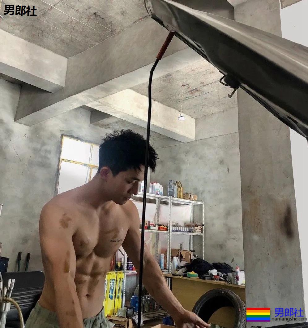 幼儿园男老师竟是肌肉男！假期他做兼职火了！ - 51虹马