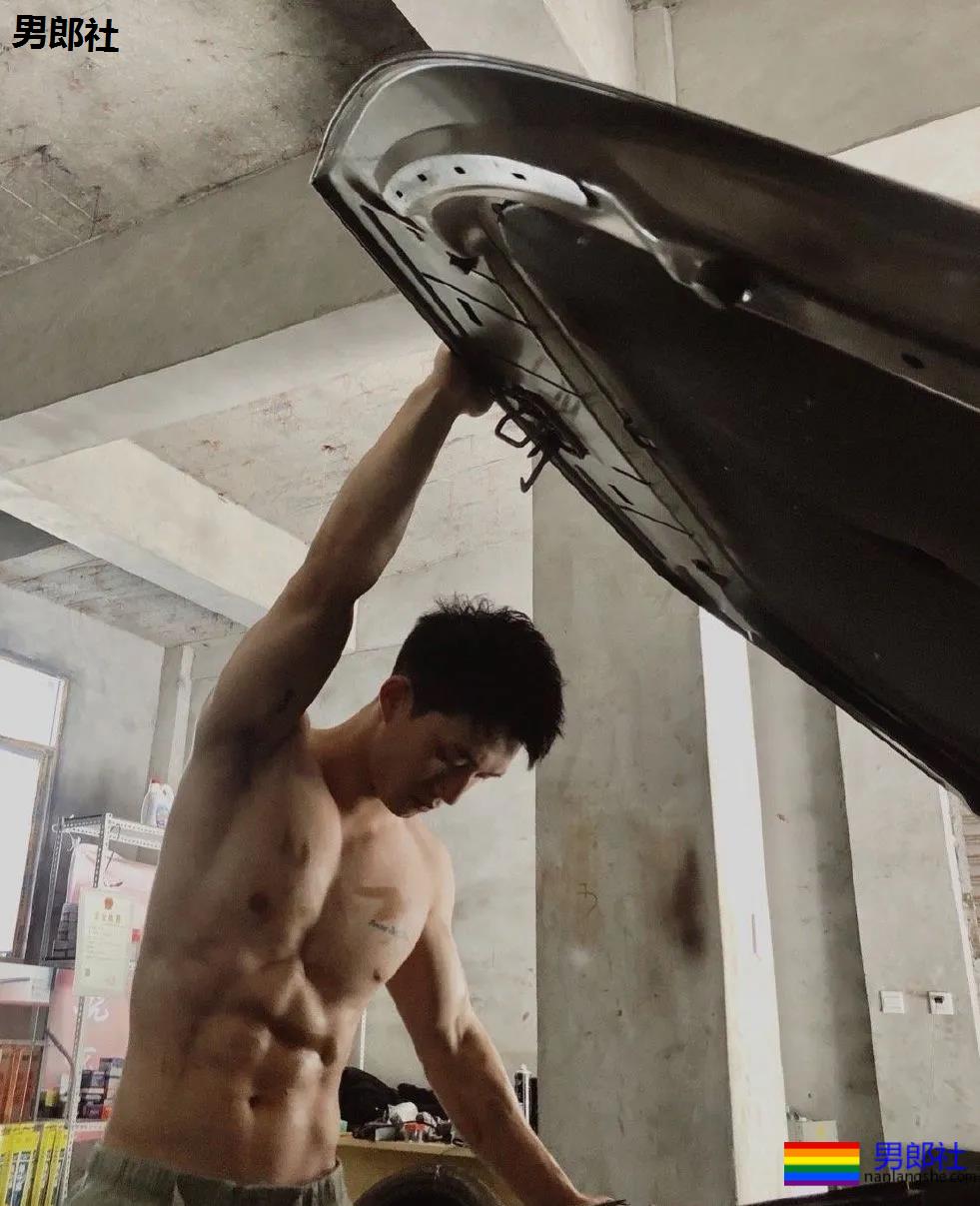 幼儿园男老师竟是肌肉男！假期他做兼职火了！ - 51虹马