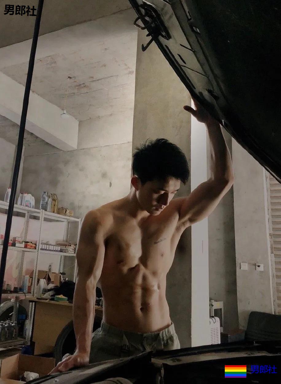 幼儿园男老师竟是肌肉男！假期他做兼职火了！ - 51虹马