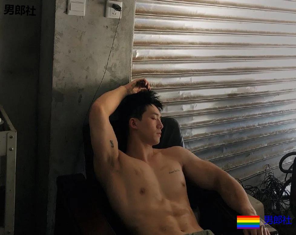 幼儿园男老师竟是肌肉男！假期他做兼职火了！ - 51虹马