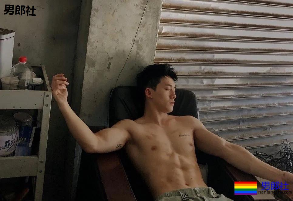 幼儿园男老师竟是肌肉男！假期他做兼职火了！ - 51虹马