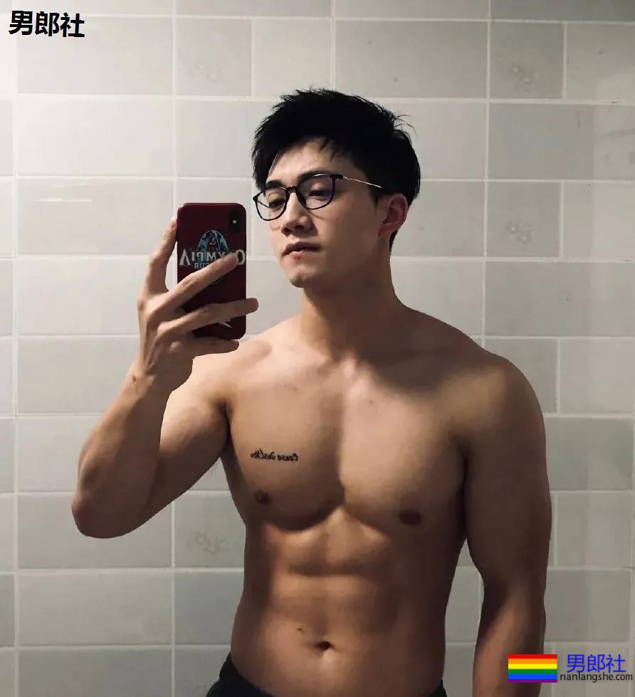 幼儿园男老师竟是肌肉男！假期他做兼职火了！ - 51虹马