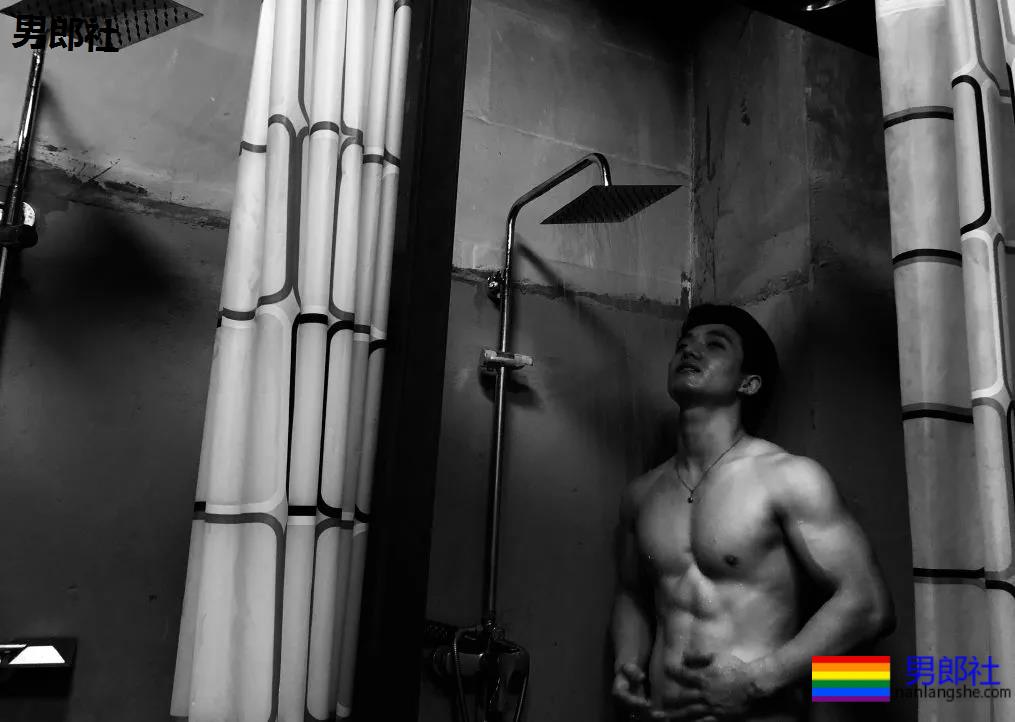 幼儿园男老师竟是肌肉男！假期他做兼职火了！ - 51虹马