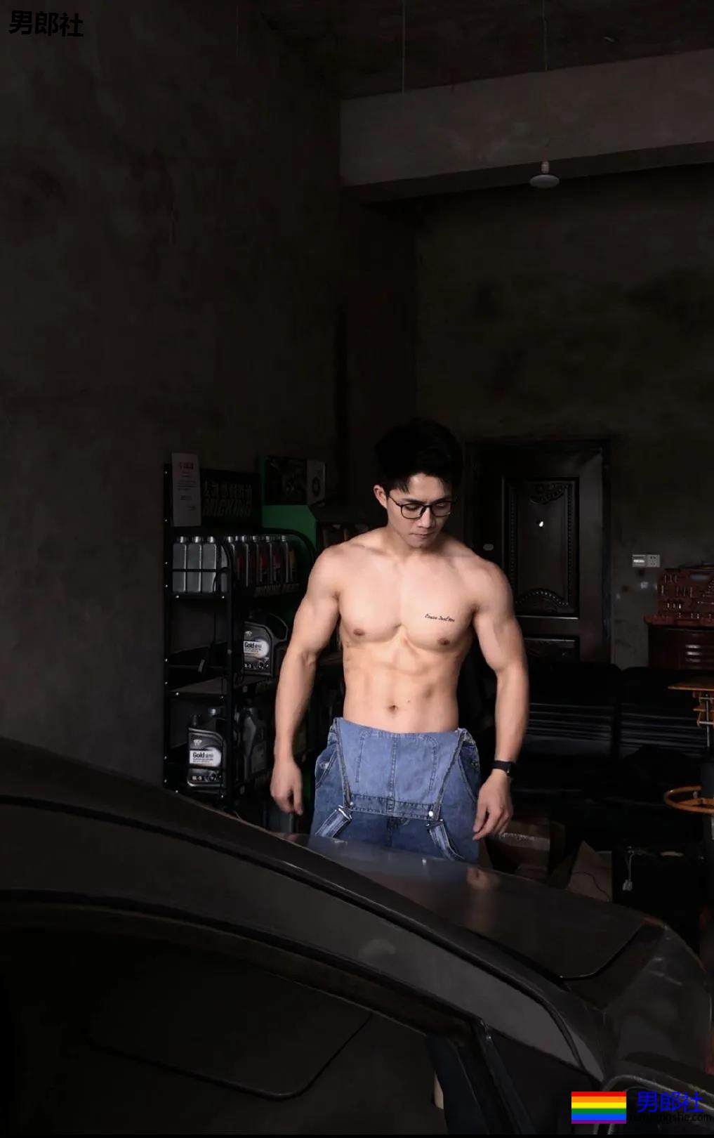 幼儿园男老师竟是肌肉男！假期他做兼职火了！ - 51虹马