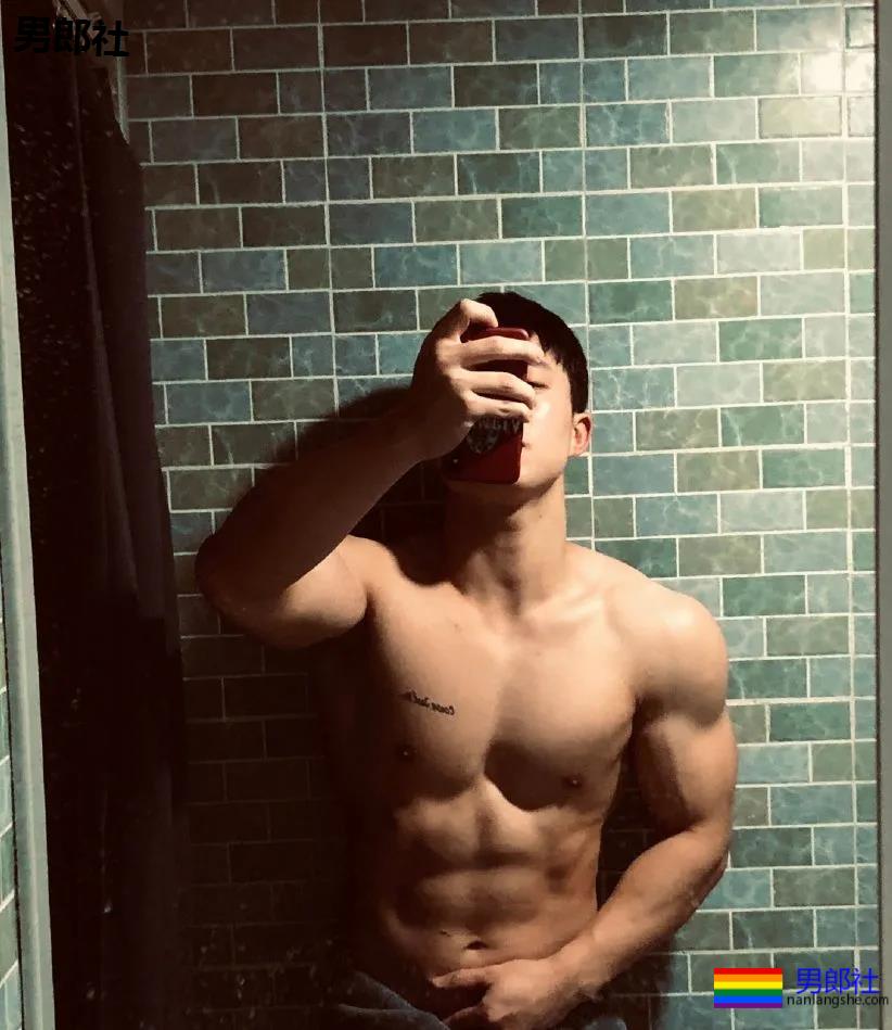 幼儿园男老师竟是肌肉男！假期他做兼职火了！ - 51虹马