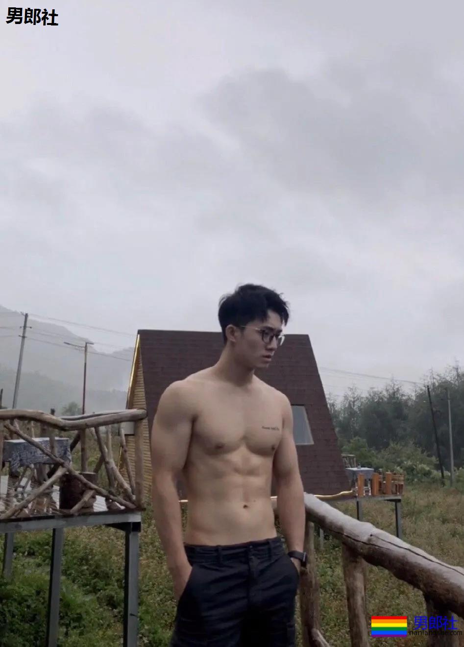 幼儿园男老师竟是肌肉男！假期他做兼职火了！ - 51虹马