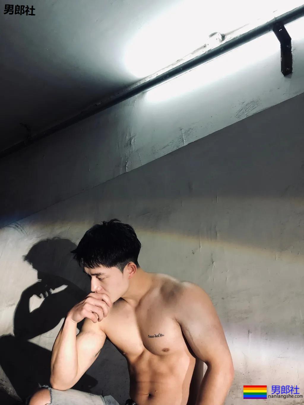 幼儿园男老师竟是肌肉男！假期他做兼职火了！ - 51虹马