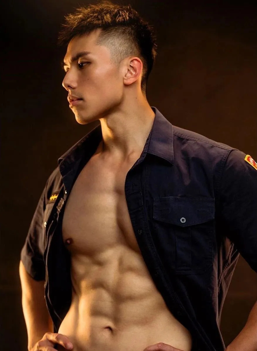 警察小哥身材健美，男人味十足，这就是安全感 - 51虹马