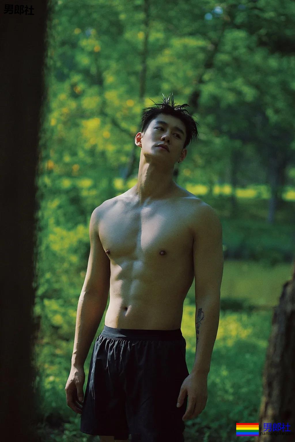 颜值和身材都在线的肌肉小哥，你可吗?-51虹马