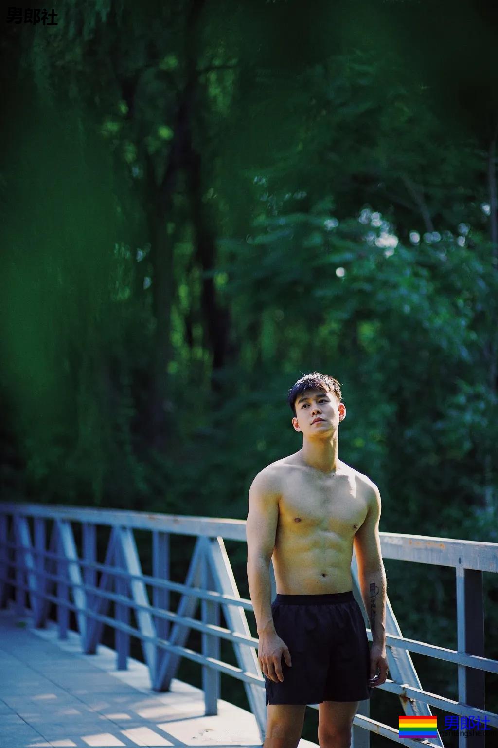 颜值和身材都在线的肌肉小哥，你可吗? - 51虹马