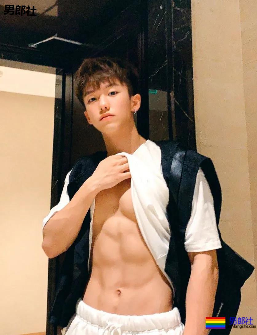 为什么有小腹肌的00后帅哥更受迷妹们的青睐？ - 51虹马