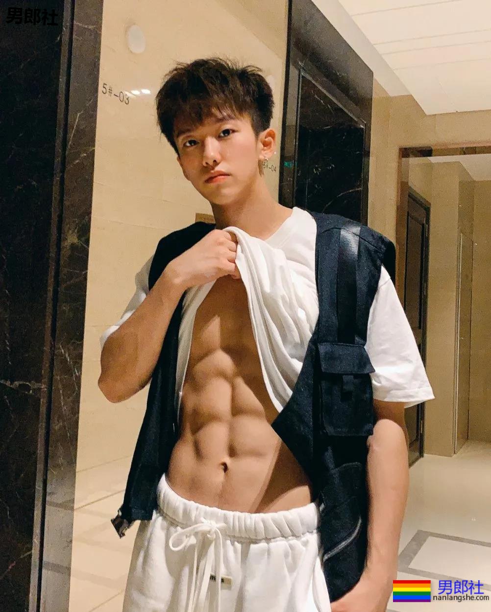 为什么有小腹肌的00后帅哥更受迷妹们的青睐？ - 51虹马