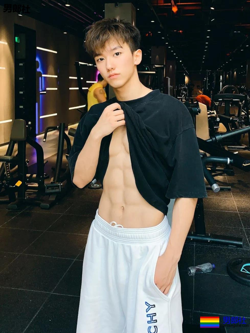 为什么有小腹肌的00后帅哥更受迷妹们的青睐？ - 51虹马