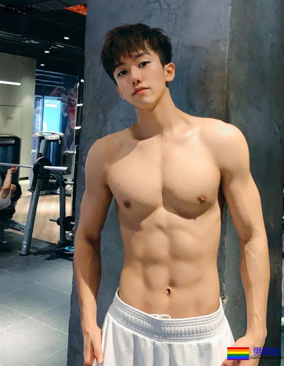 为什么有小腹肌的00后帅哥更受迷妹们的青睐？ - 51虹马