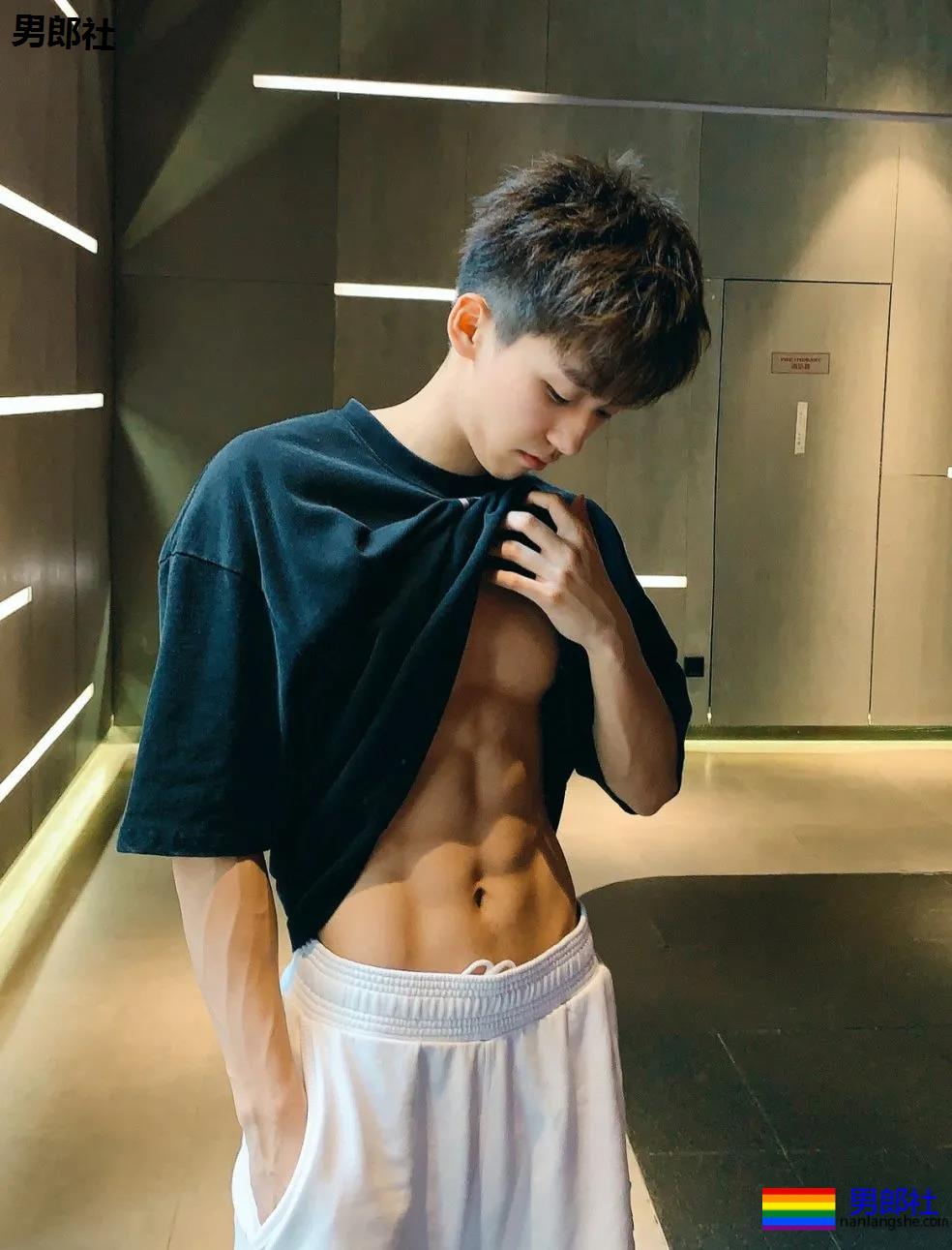 为什么有小腹肌的00后帅哥更受迷妹们的青睐？ - 51虹马