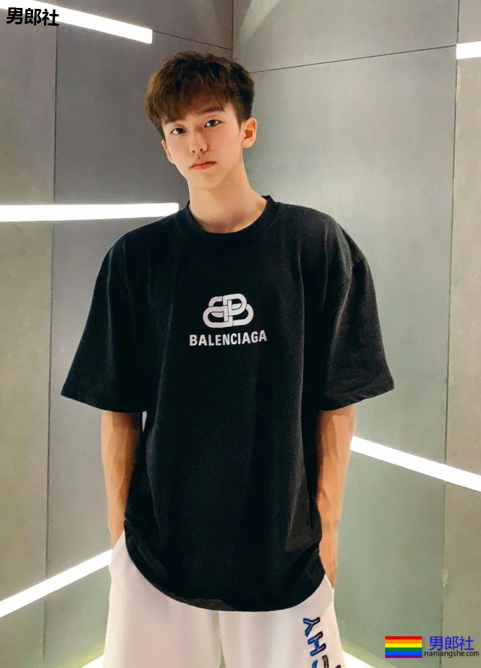 为什么有小腹肌的00后帅哥更受迷妹们的青睐？ - 51虹马