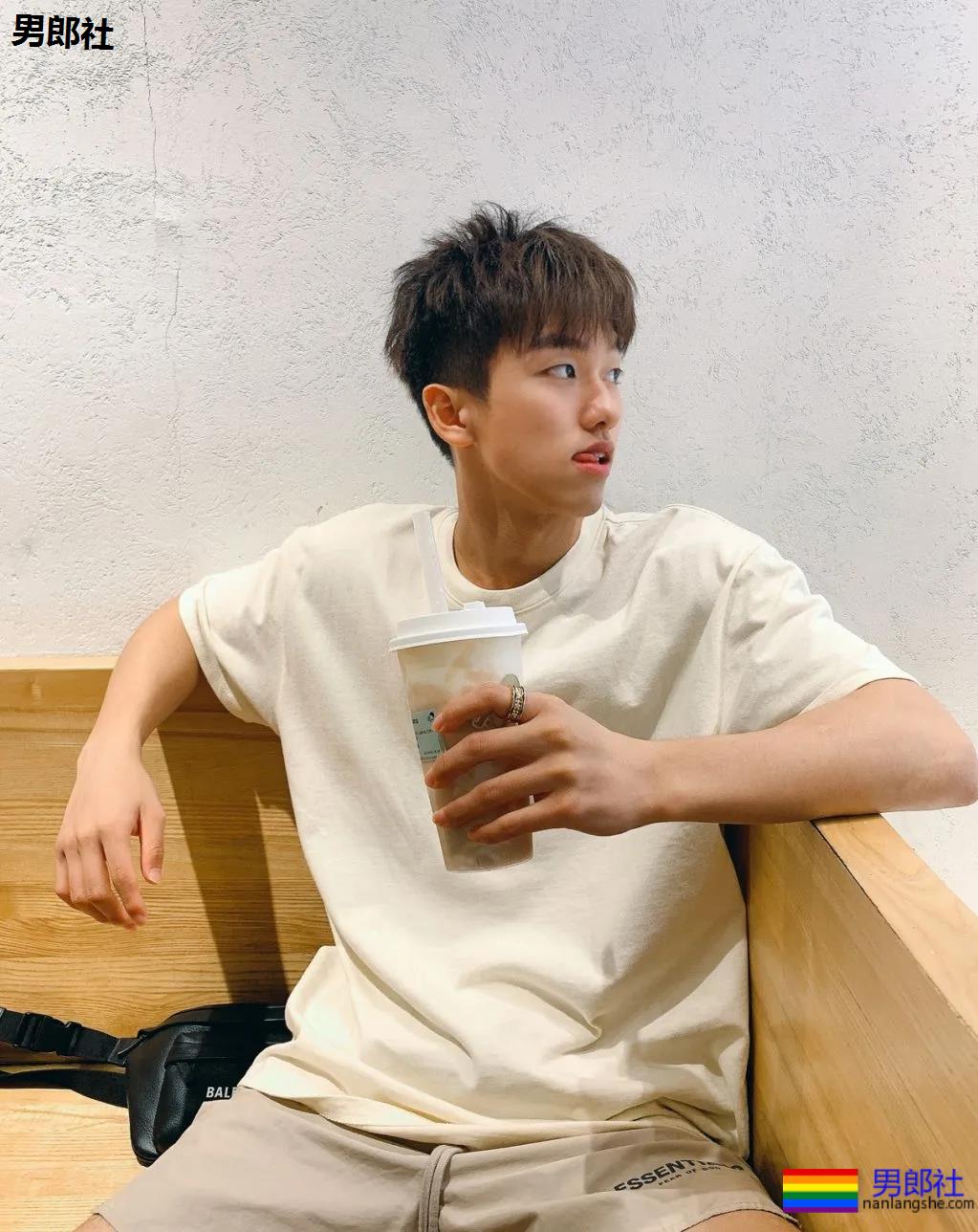 为什么有小腹肌的00后帅哥更受迷妹们的青睐？ - 51虹马