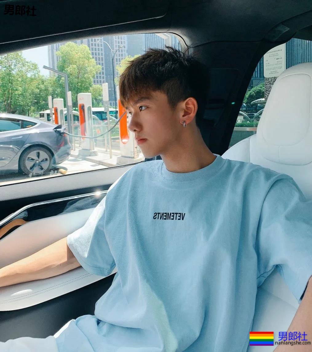 为什么有小腹肌的00后帅哥更受迷妹们的青睐？ - 51虹马