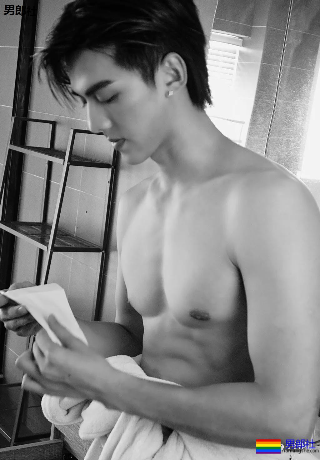 许凯早年模特照曝光，和他同期的男模如今怎么样了？ - 51虹马