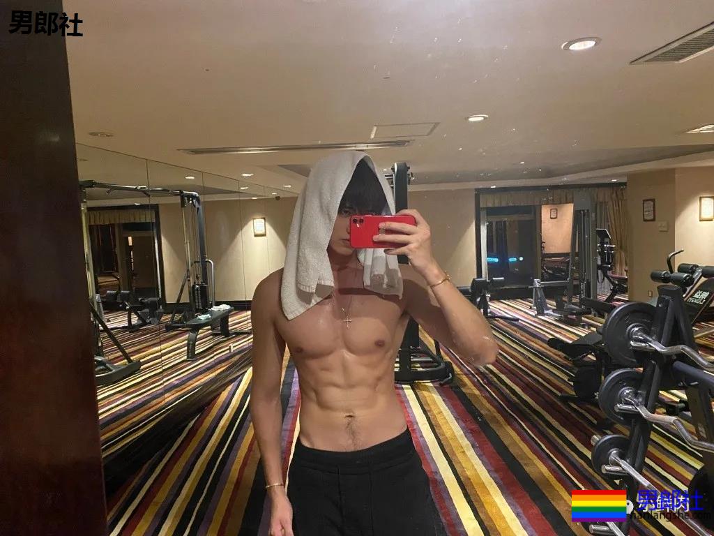 许凯早年模特照曝光，和他同期的男模如今怎么样了？ - 51虹马