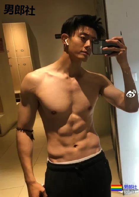 许凯早年模特照曝光，和他同期的男模如今怎么样了？ - 51虹马