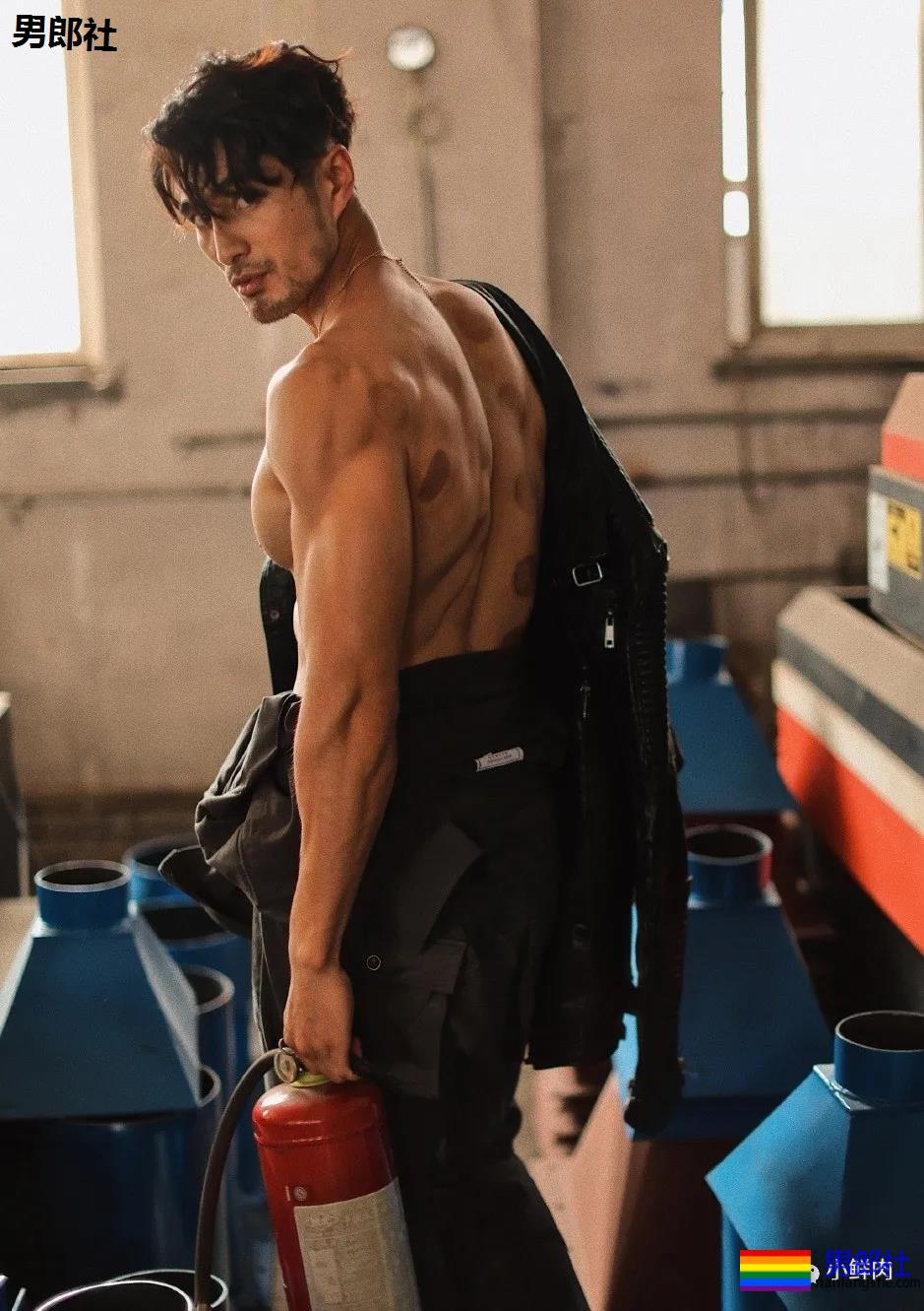 许凯早年模特照曝光，和他同期的男模如今怎么样了？ - 51虹马