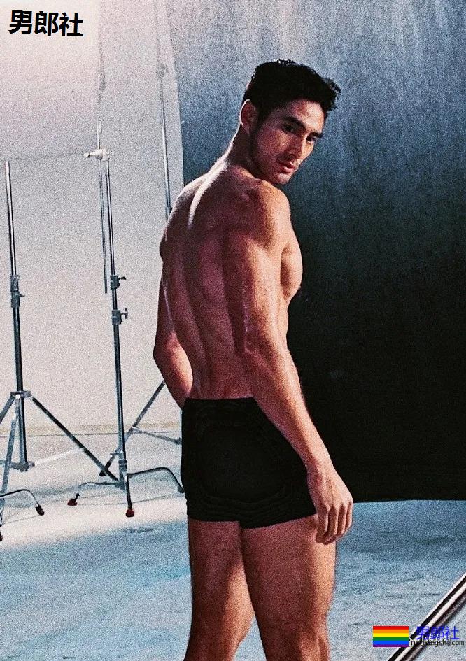 许凯早年模特照曝光，和他同期的男模如今怎么样了？ - 51虹马