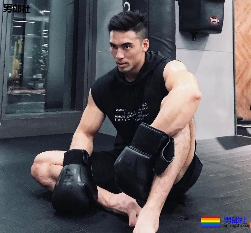 纪言恺、张绍刚肌肉私教火了，从小弱鸡逆袭成型男变化竟然这么大！ - 51虹马