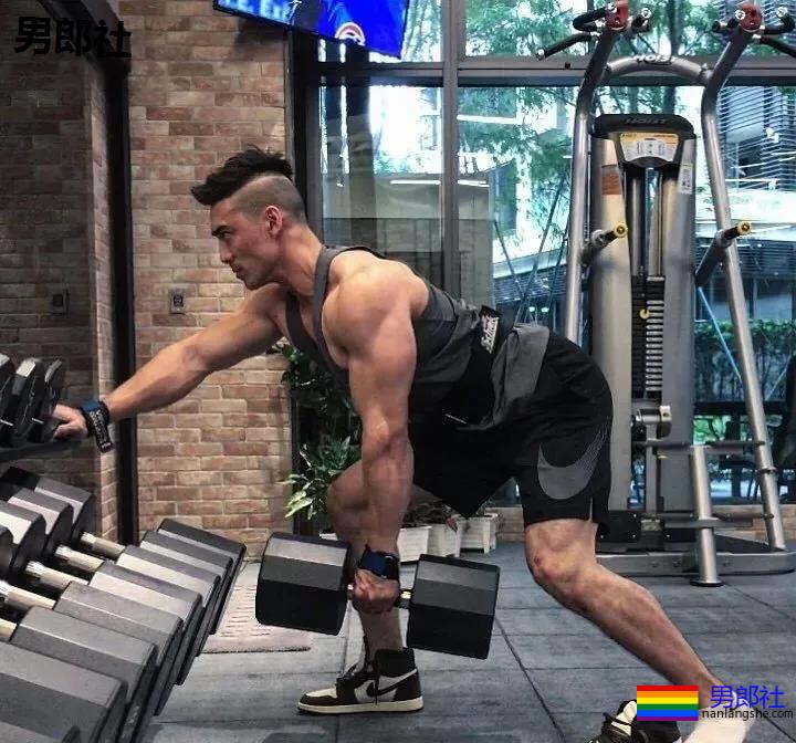 纪言恺、张绍刚肌肉私教火了，从小弱鸡逆袭成型男变化竟然这么大！ - 51虹马