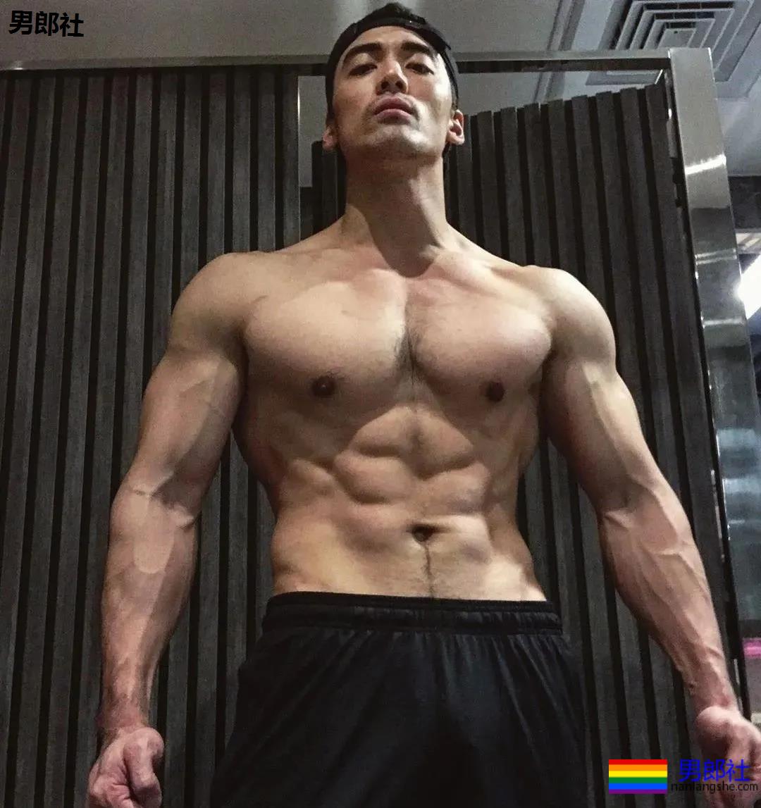 纪言恺、张绍刚肌肉私教火了，从小弱鸡逆袭成型男变化竟然这么大！ - 51虹马