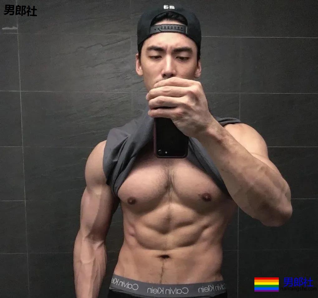 纪言恺、张绍刚肌肉私教火了，从小弱鸡逆袭成型男变化竟然这么大！ - 51虹马