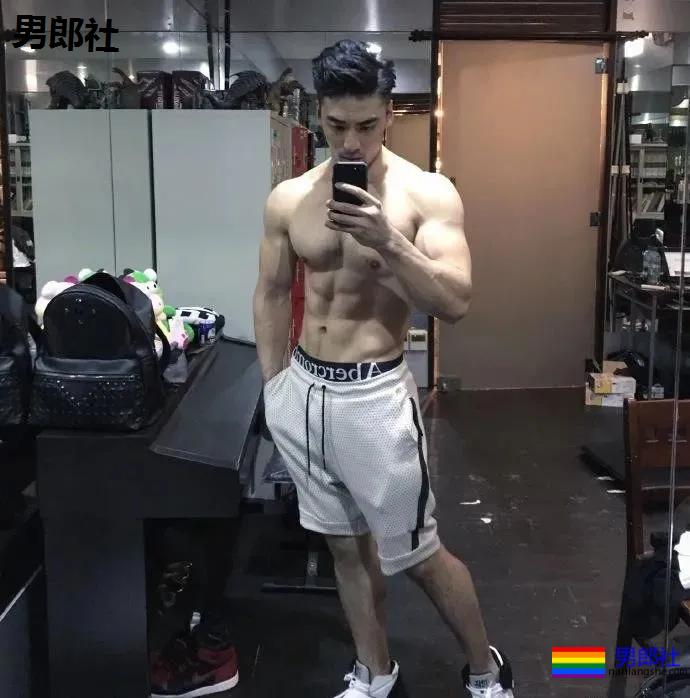 纪言恺、张绍刚肌肉私教火了，从小弱鸡逆袭成型男变化竟然这么大！ - 51虹马