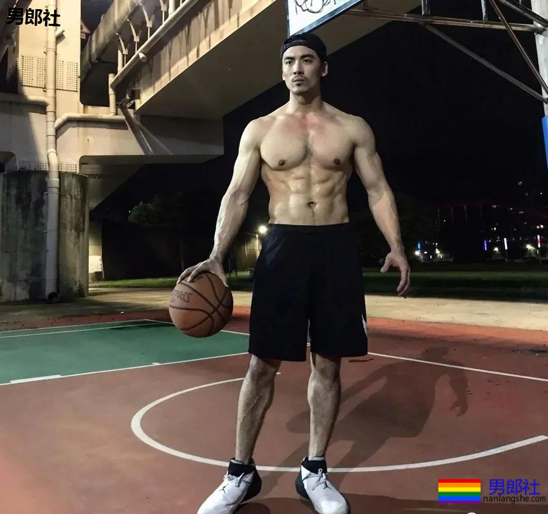 纪言恺、张绍刚肌肉私教火了，从小弱鸡逆袭成型男变化竟然这么大！ - 51虹马