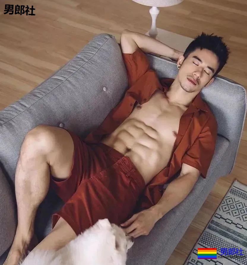 纪言恺、张绍刚肌肉私教火了，从小弱鸡逆袭成型男变化竟然这么大！ - 51虹马