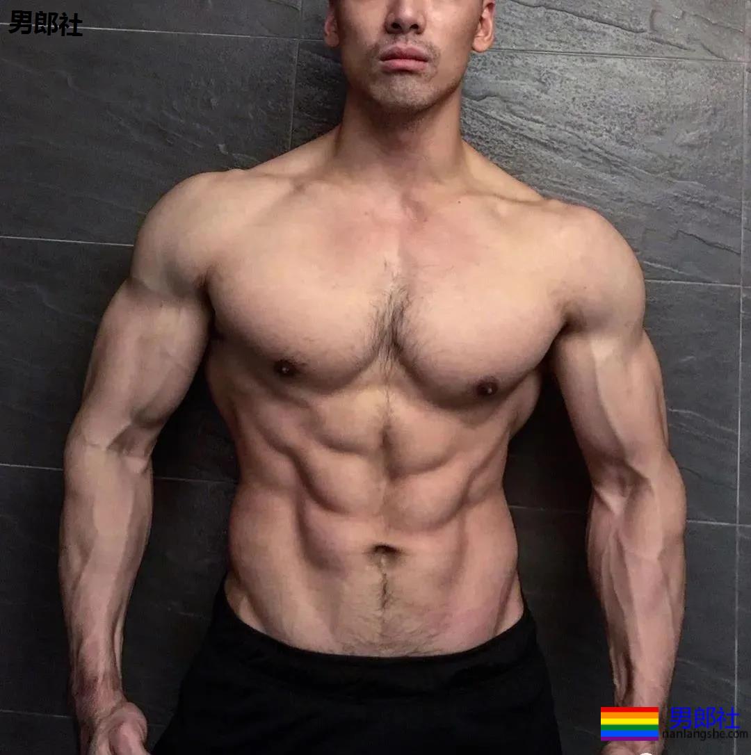 纪言恺、张绍刚肌肉私教火了，从小弱鸡逆袭成型男变化竟然这么大！ - 51虹马