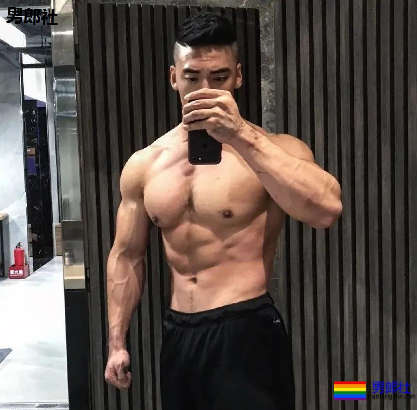 纪言恺、张绍刚肌肉私教火了，从小弱鸡逆袭成型男变化竟然这么大！ - 51虹马