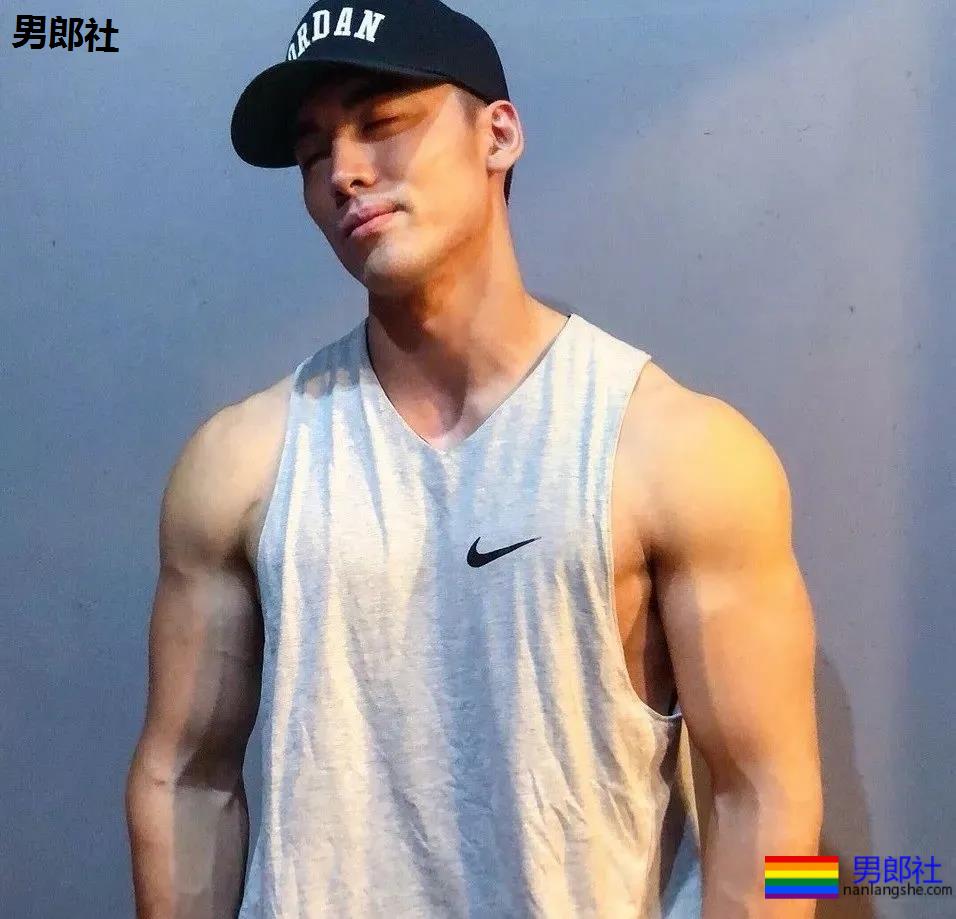 纪言恺、张绍刚肌肉私教火了，从小弱鸡逆袭成型男变化竟然这么大！ - 51虹马