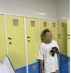 杭州男子在泳池更衣室偷拍男性洗澡上厕所被抓-51虹马