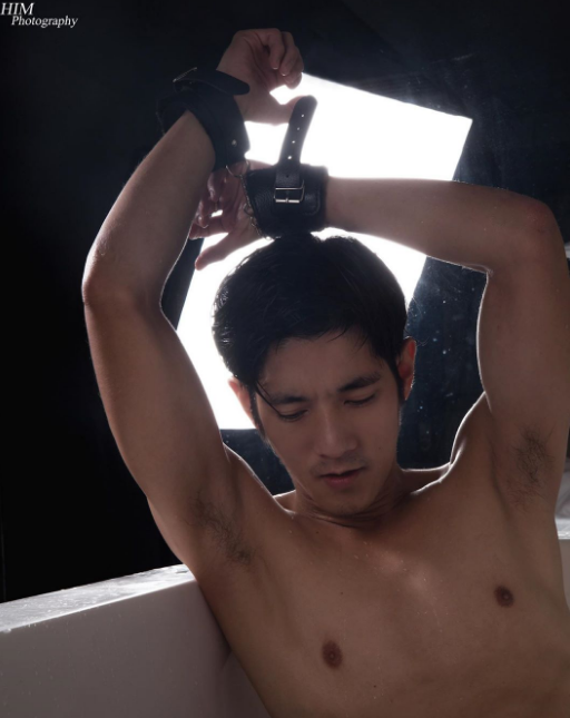 你没见过这么性感的帅哥画家:启小熊 - 51虹马 你没见过这么性感的帅哥画家:启小熊 - 51虹马