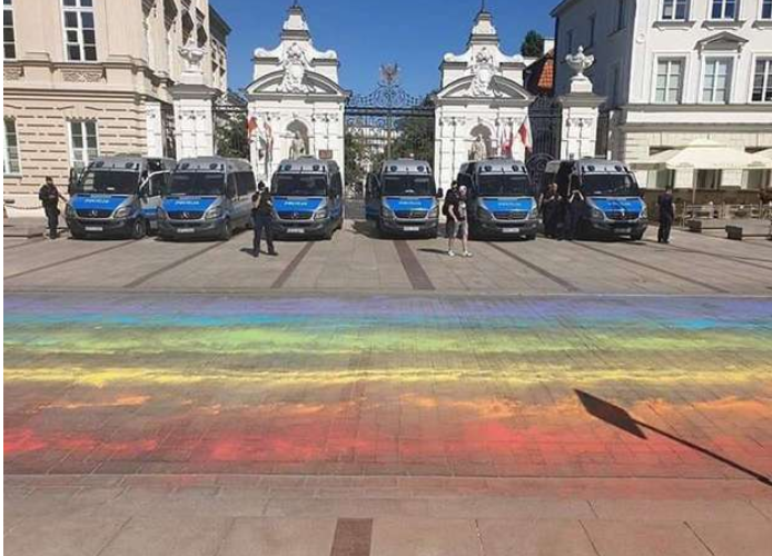 波兰同志抗争活动持续白热化 当地民族主义支持者试图焚毁彩虹旗 - 51虹马
