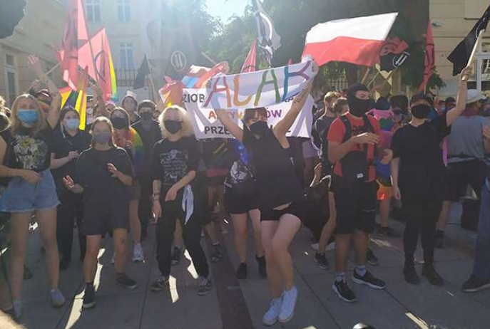 波兰同志抗争活动持续白热化 当地民族主义支持者试图焚毁彩虹旗 - 51虹马