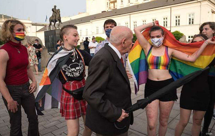 波兰同志抗争活动持续白热化 当地民族主义支持者试图焚毁彩虹旗 - 51虹马